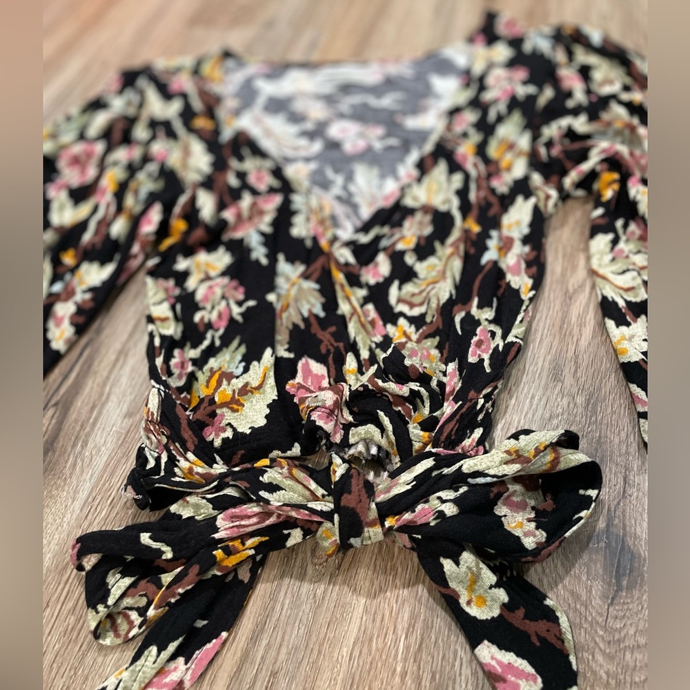 SP Urban Outfitters Floral Cropped Long-Sleeved Blouse--Ties in Front
